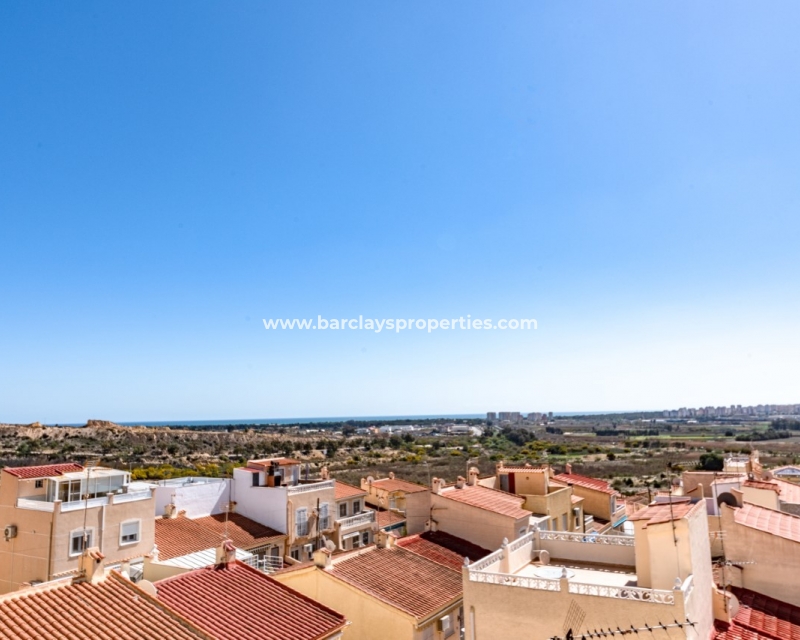 Ansichten-Haus zum Verkauf in La Marina, Spanien mit Meerblick