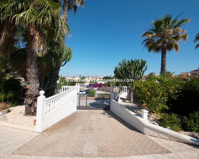 Auffahrt - Prestige Villa zum Verkauf in Urbanisation La Escuera, Alicante