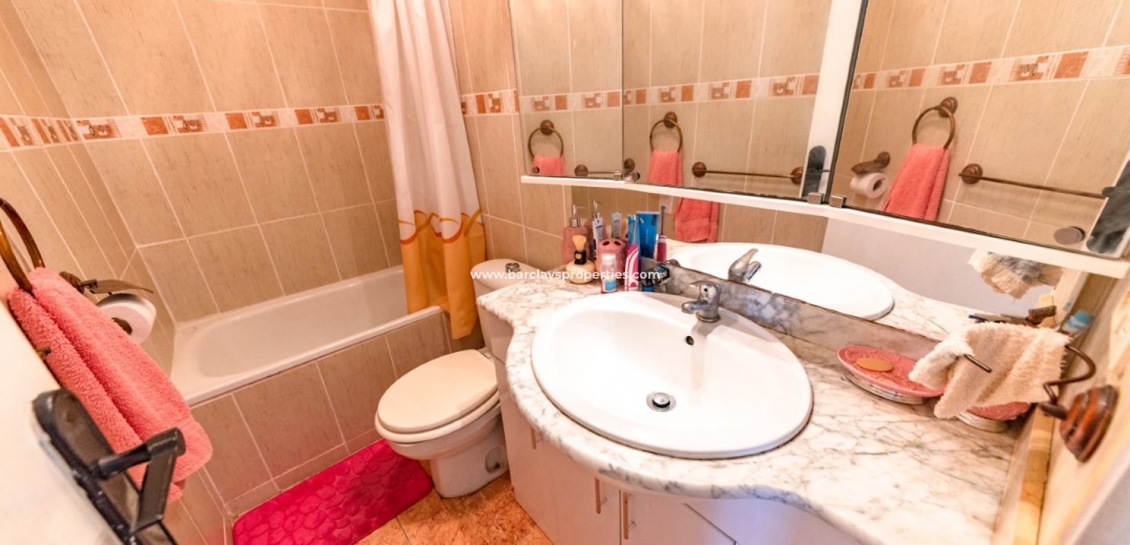 Badkamer-huis te koop in La Marina, Spanje met uitzicht op zee