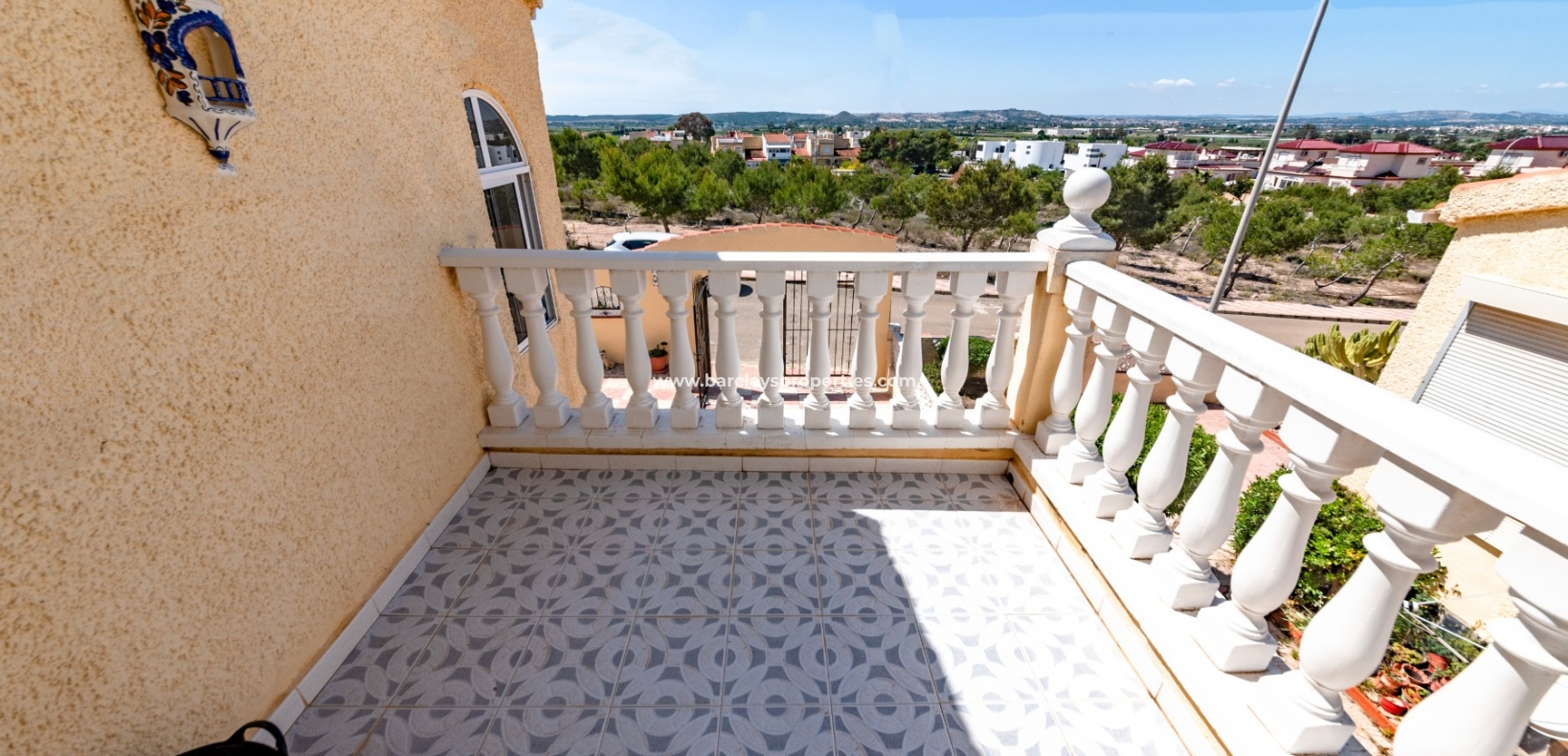 Balkon - Villa te koop in Urb. La Marina, met privézwembad