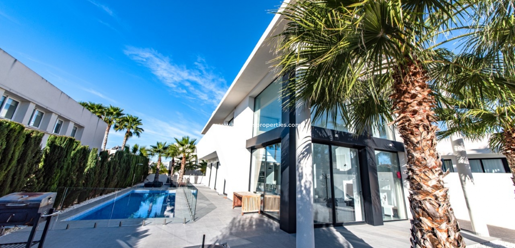 Fast egendom - Nybyggd villa till salu i Urb La Marina