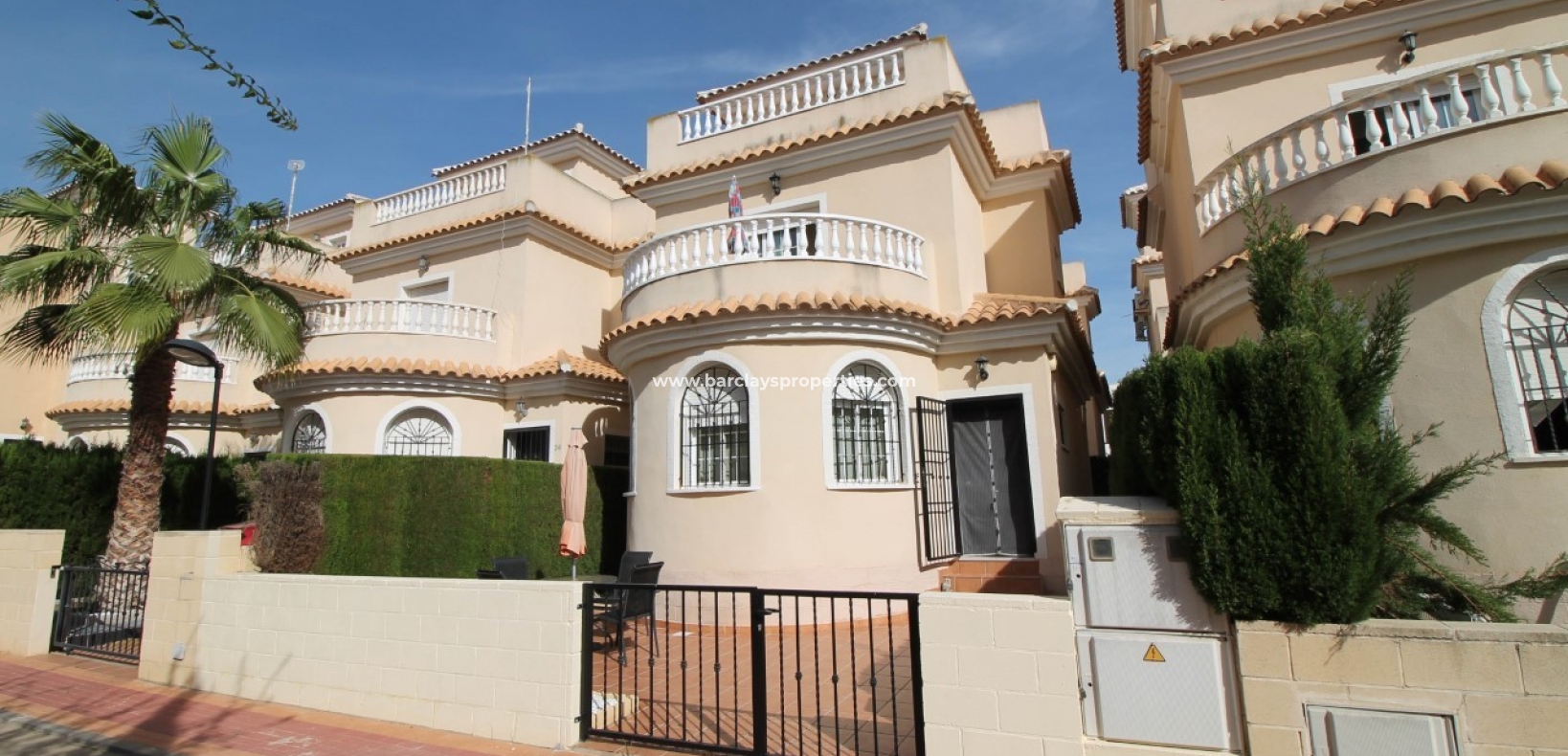 Fast egendom -Villa till salu med gemensam pool urb Oasis-La Marina