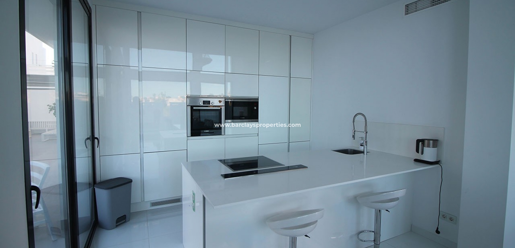 Keuken - Moderne villa te koop in urbanisatie La Marina