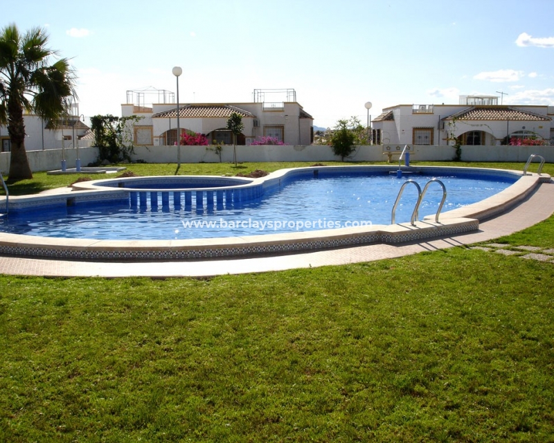 Piscina comunitaria - Villa en venta en La Marina con piscina comunitaria