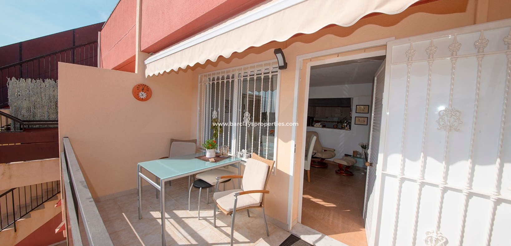 Propriété de style maison de ville à vendre à La Marina, Alicante Espagne. - terrasse