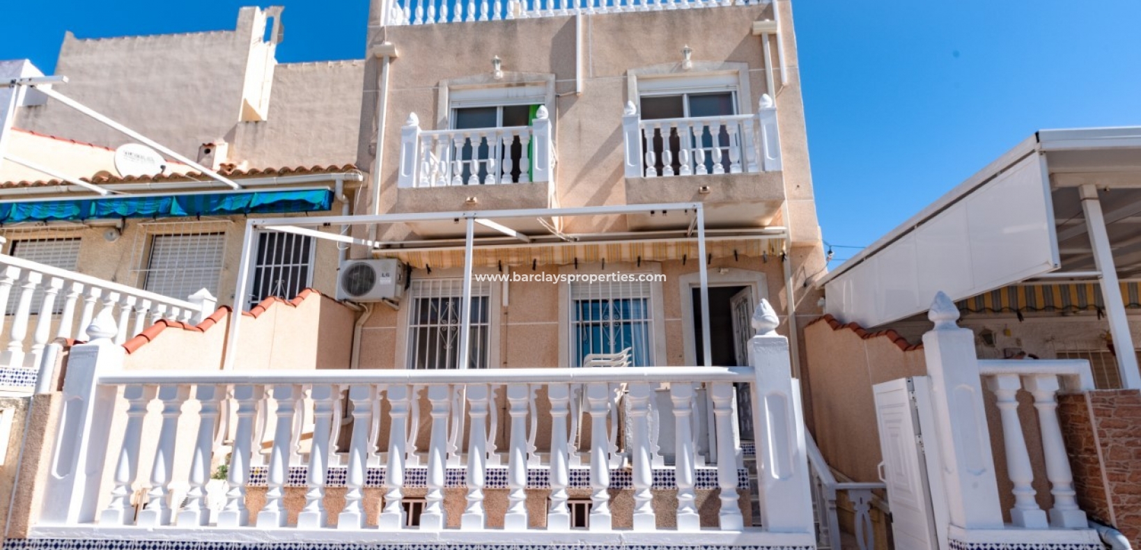 Stadthaus- Haus zum Verkauf in La Marina, Spanien mit Meerblick