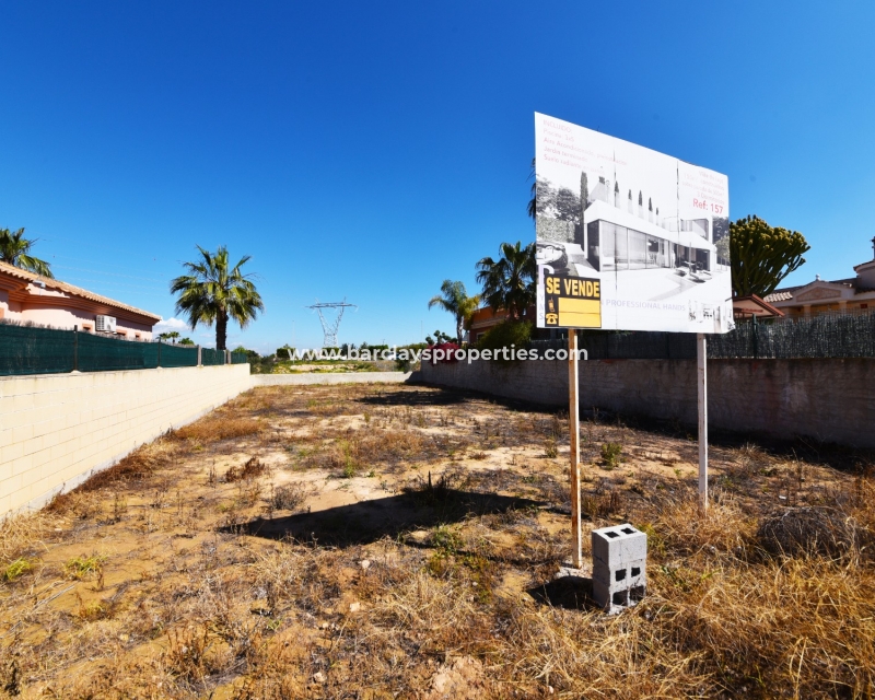 Terrain à vendre orienté sud-est à Urb. El Oasis, Alicante