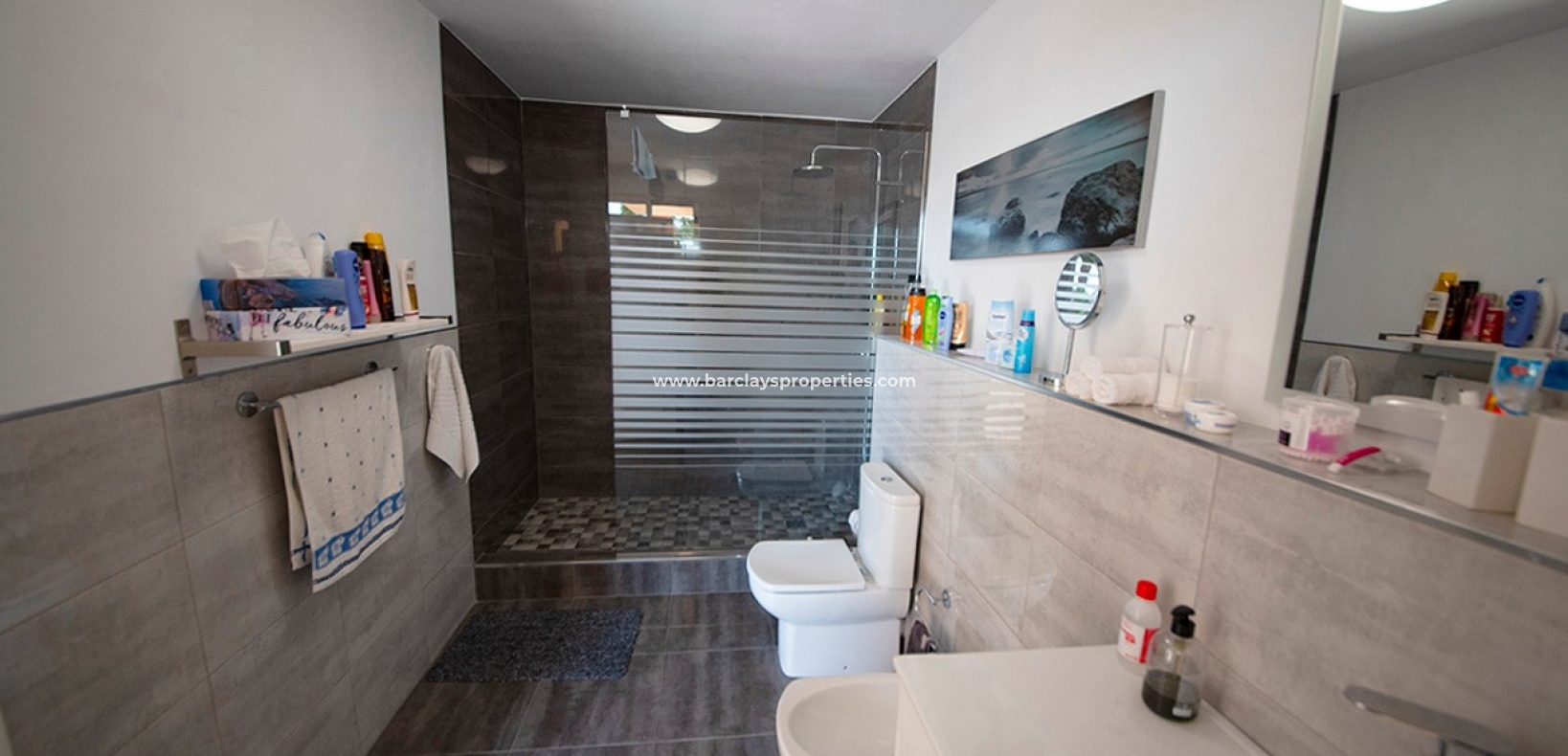 Town House Style Immobilien zum Verkauf in La Marina, Alicante Spanien. – Badezimmer