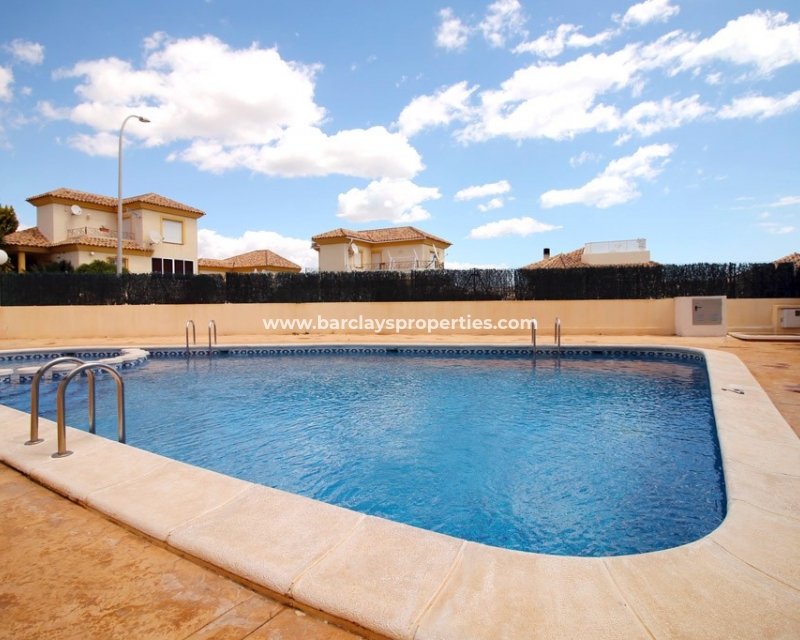 Town House Style Immobilien zum Verkauf in La Marina, Alicante Spanien. - Schwimmbad
