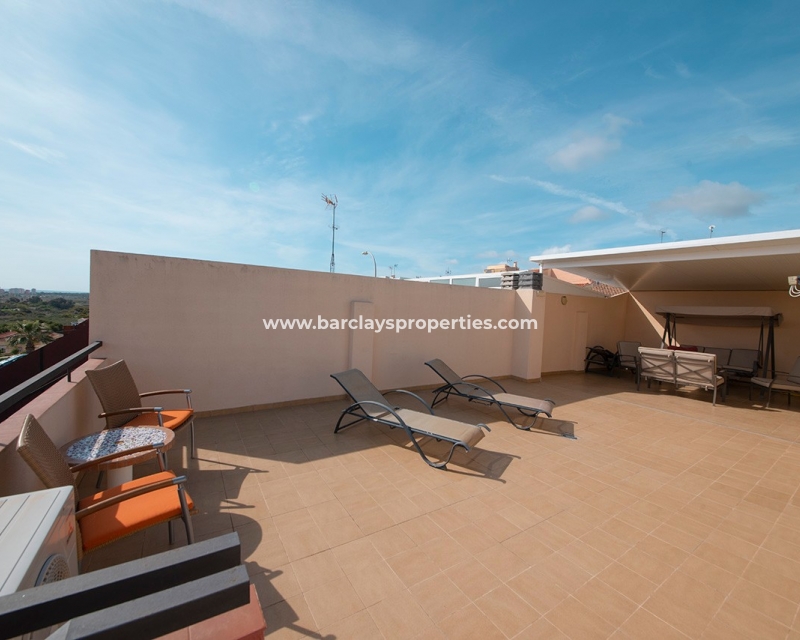 Town House Style Immobilien zum Verkauf in La Marina, Alicante Spanien. - Solarium