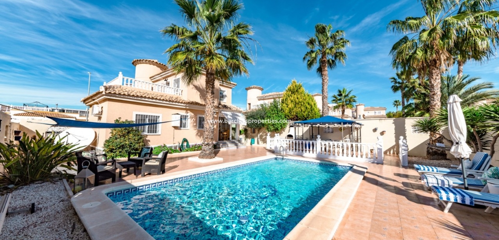 Tuin - Prestige villa te koop in urbanisatie La Marina Spanje
