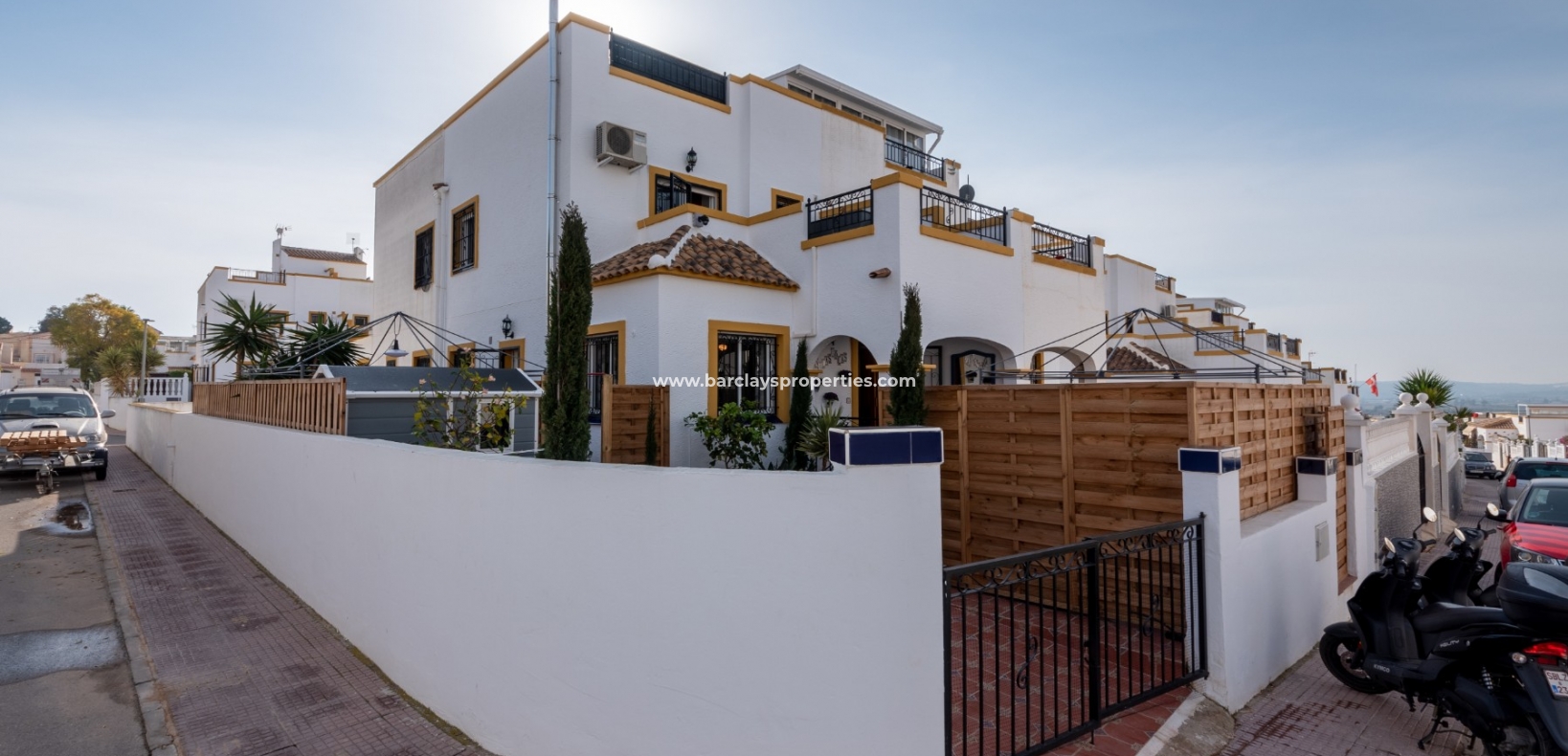 Villa mit Gemeinschaftspool zum Verkauf urb Oasis-La Marina