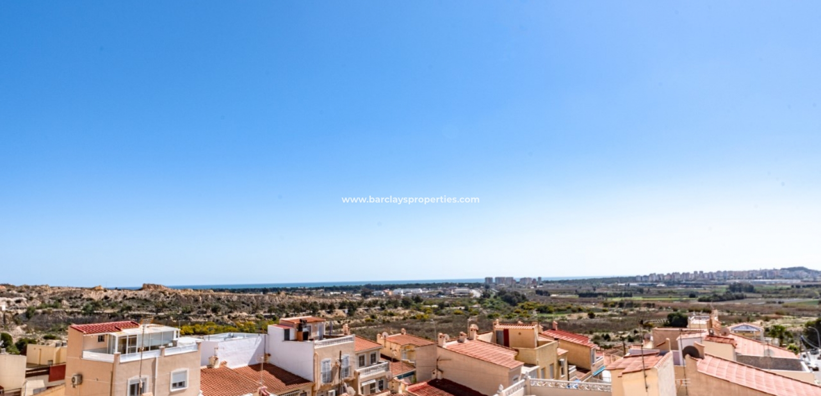 Vistas-Casa en venta en La Marina, España con vistas al mar