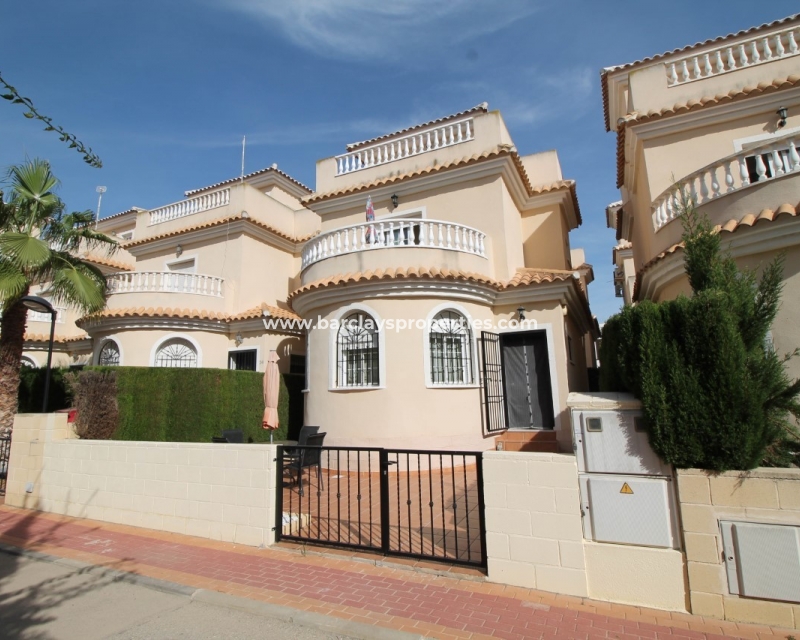 Anwesen - Villa mit Gemeinschaftspool zum Verkauf urb Oasis-La Marina