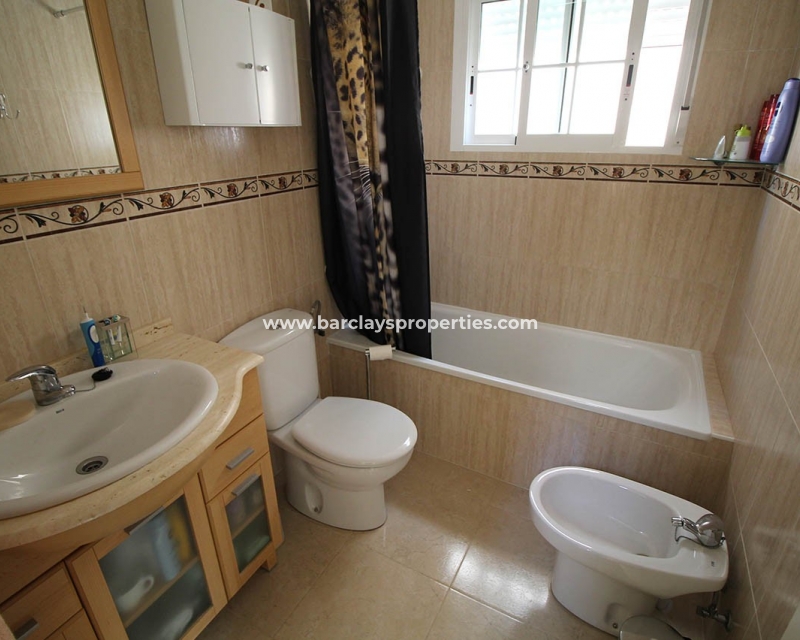 Badezimmer - Villa mit Gemeinschaftspool zum Verkauf urb Oasis-La Marina