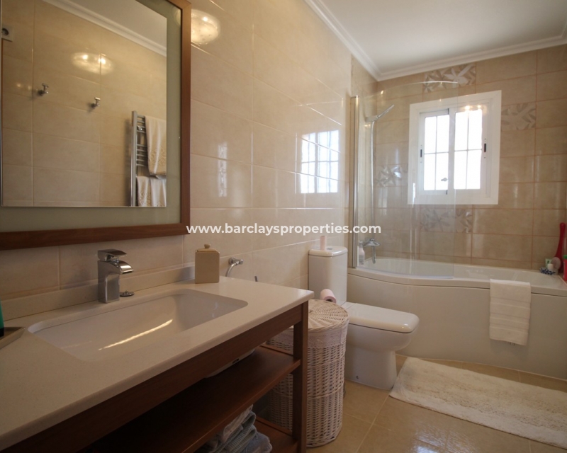 Bathroom - Large detached villa for sale in La Escuera