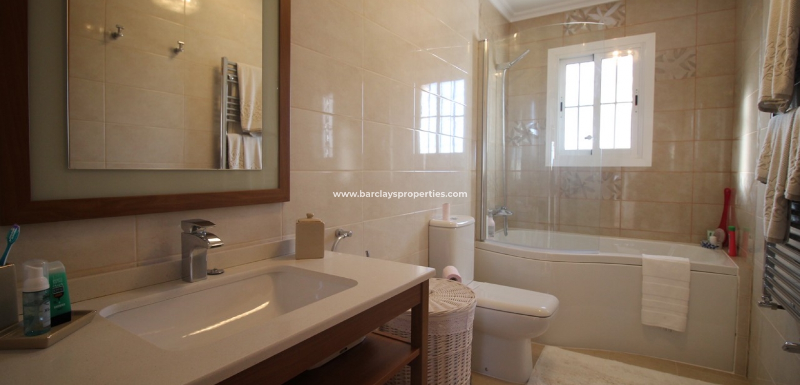 Bathroom - Large detached villa for sale in La Escuera