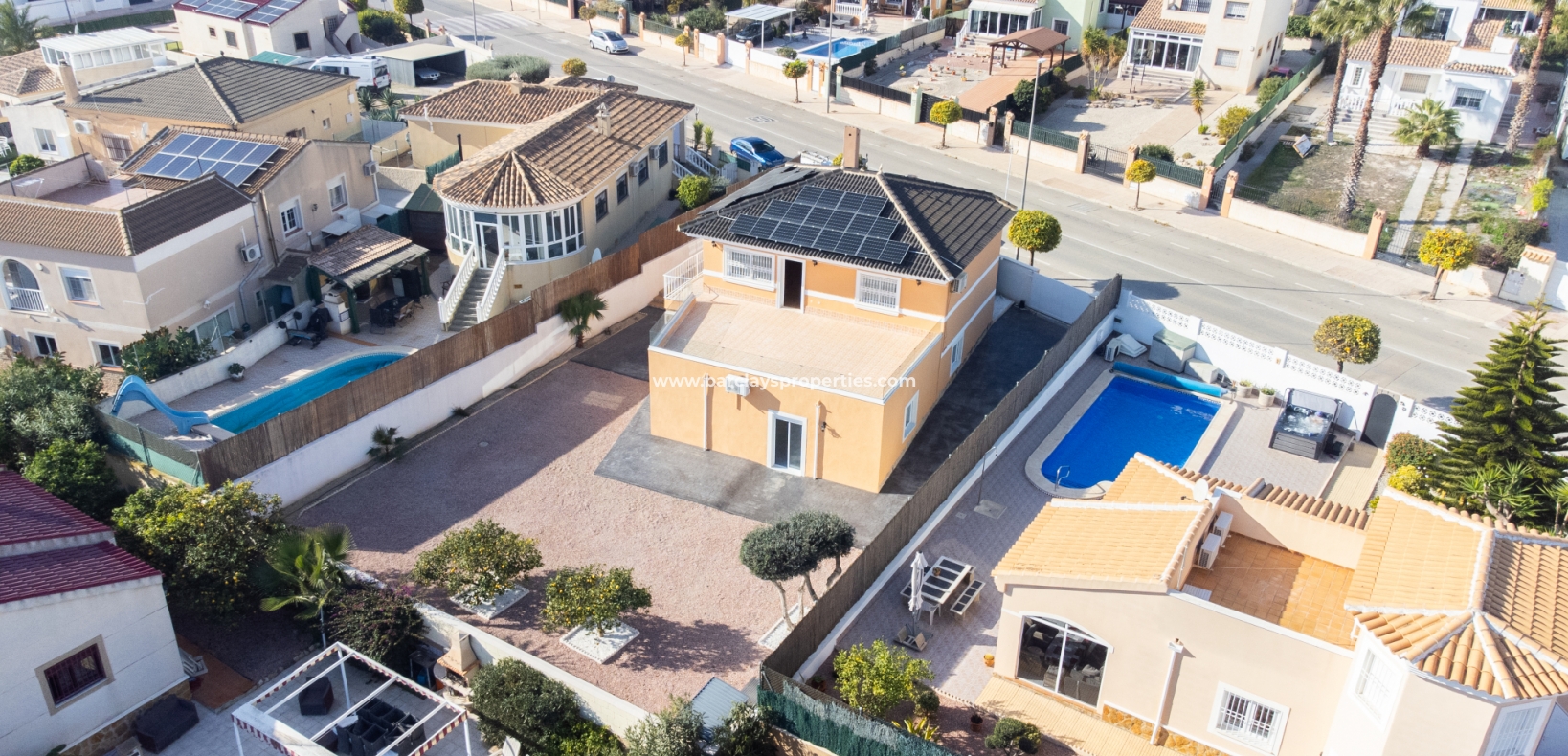 Chalet  independiente en venta en La Marina