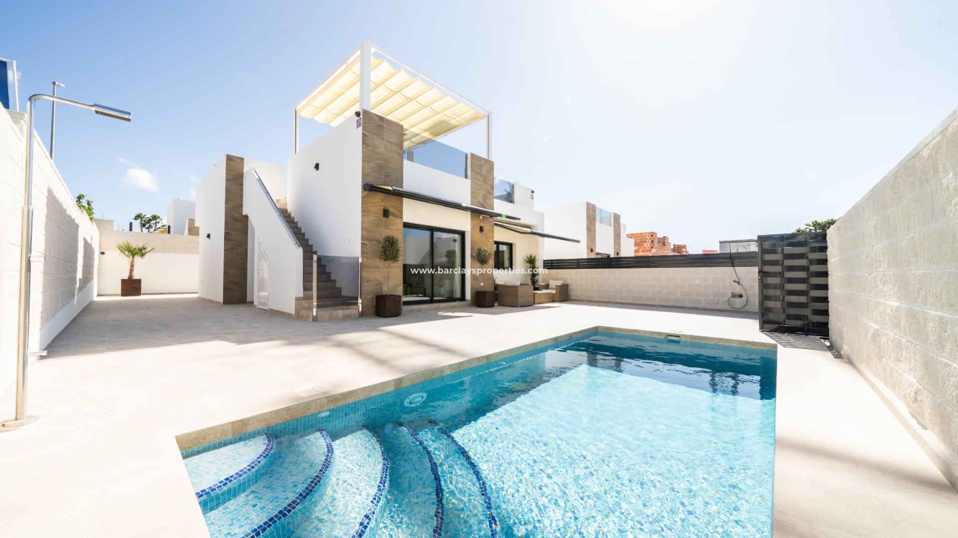 Chalet Independiente - Nueva construcción  - Urb. La Marina - 5988NB