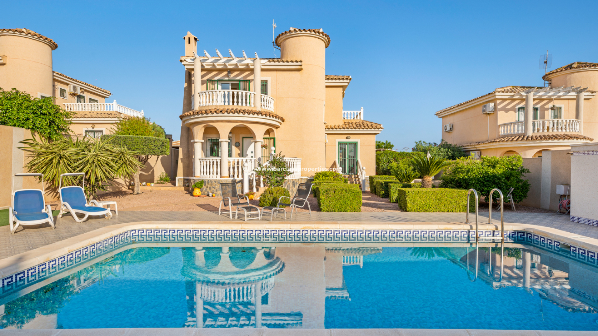 Chalet Independiente - Venta - Urb. La Marina - 5653