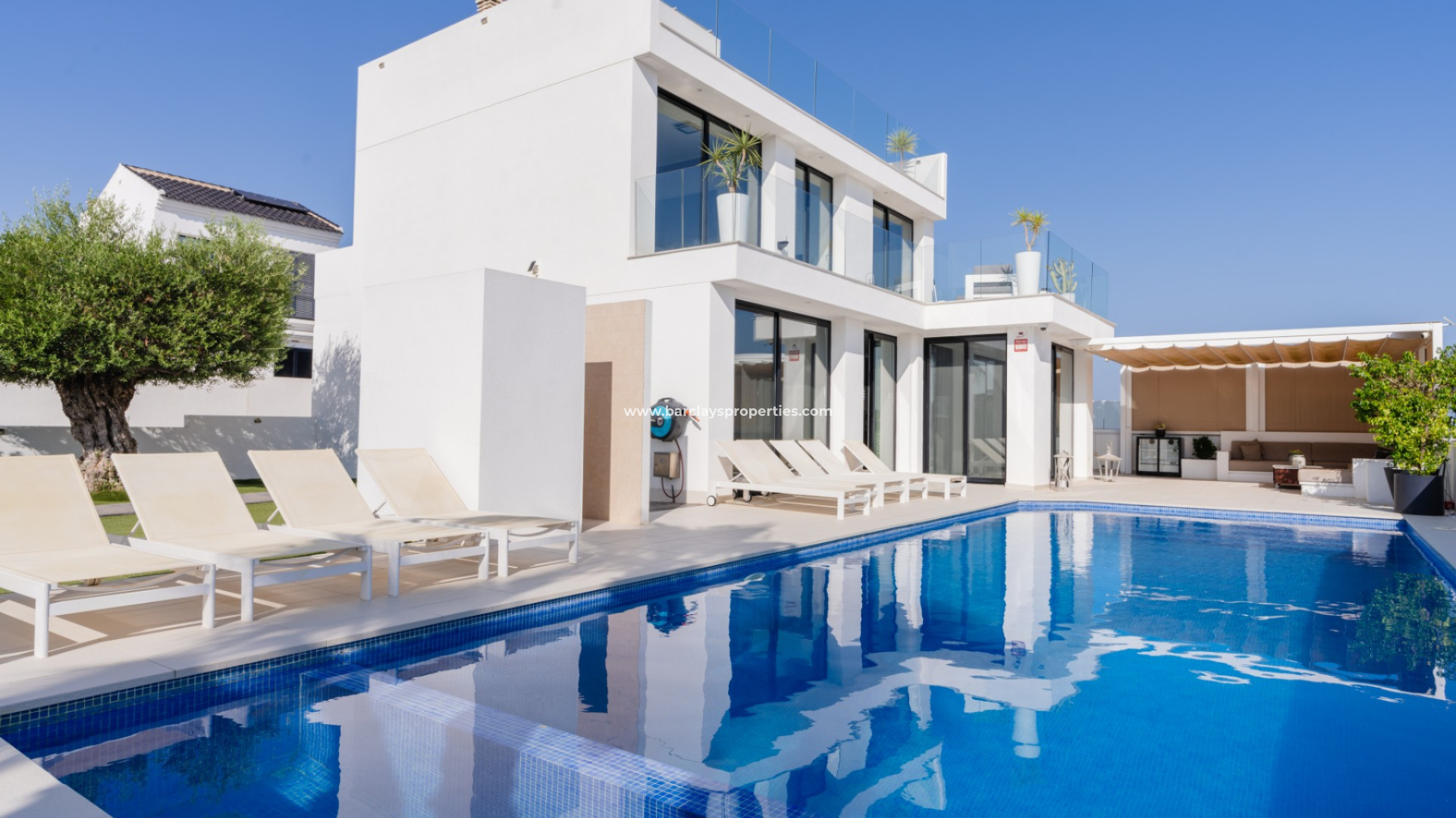 Chalet Independiente - Venta - Urb. La Marina - 5899