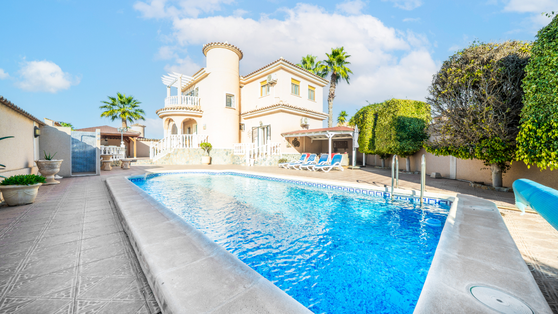 Chalet Independiente - Venta - Urb. La Marina - 6090