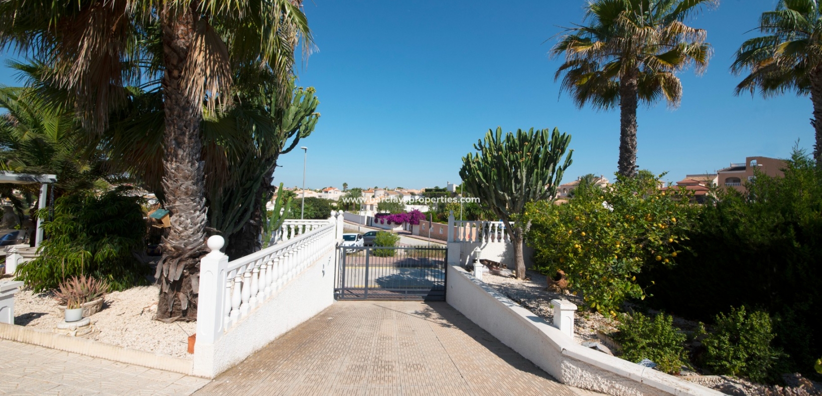 Driveway - Prestige Villa For Sale in Urbanisation La Escuera, Alicante
