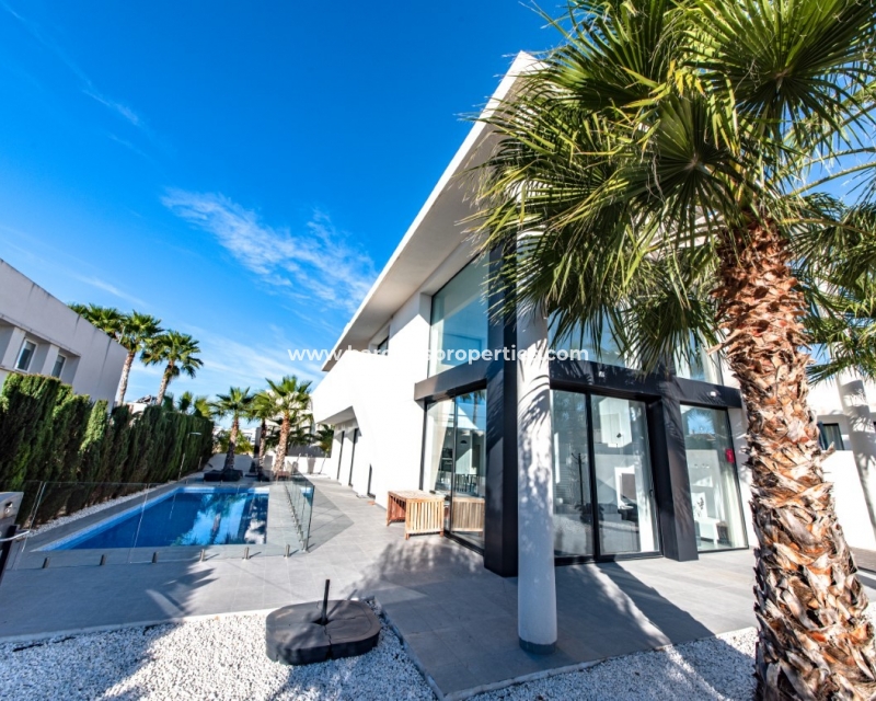 Eigendom - Nieuwbouw villa te koop in Urb La Marina