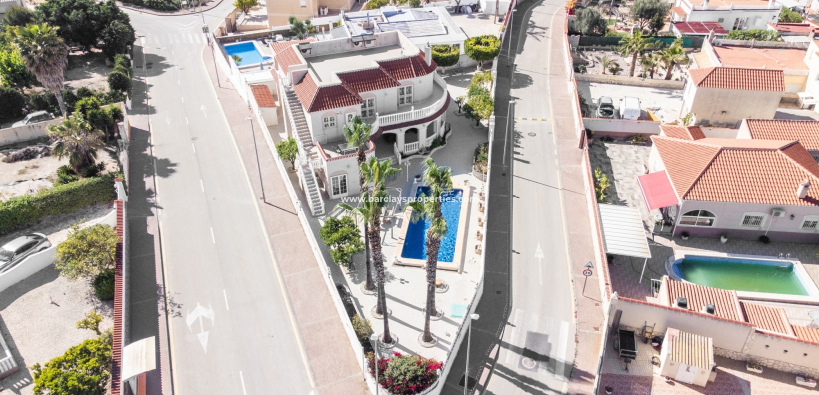 Friliggande villa till salu i Alicante