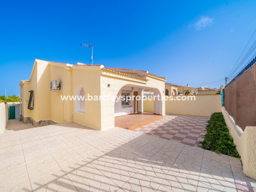 Fristaende Villa  · Resale · Urb. La Marina · Urb. La Marina