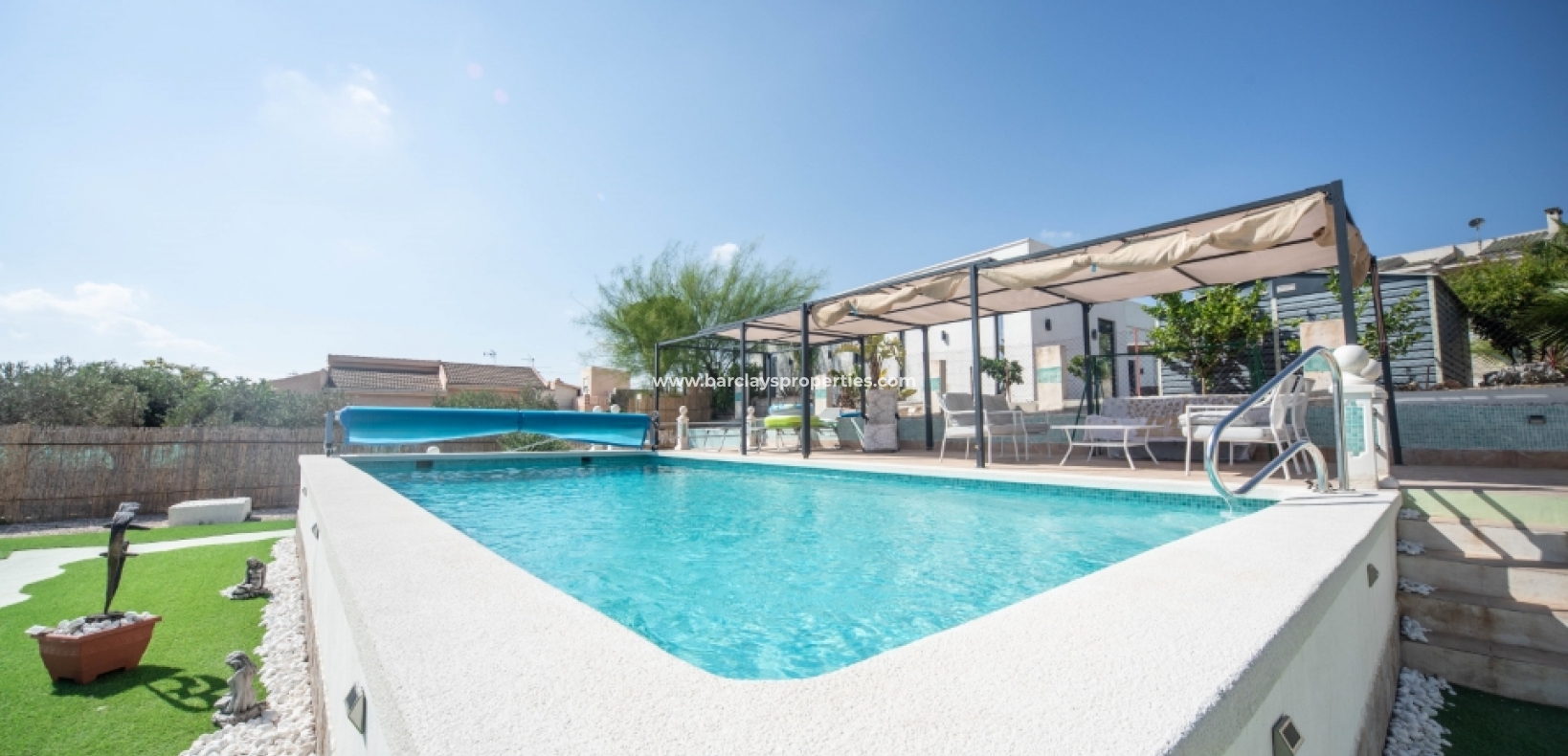 Fristående villa till salu i La Marina med privat pool