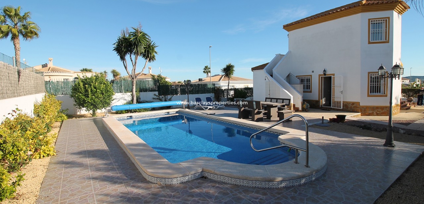 Huvudsikt - Fristående villa till salu i Urb. La Marina, med pool