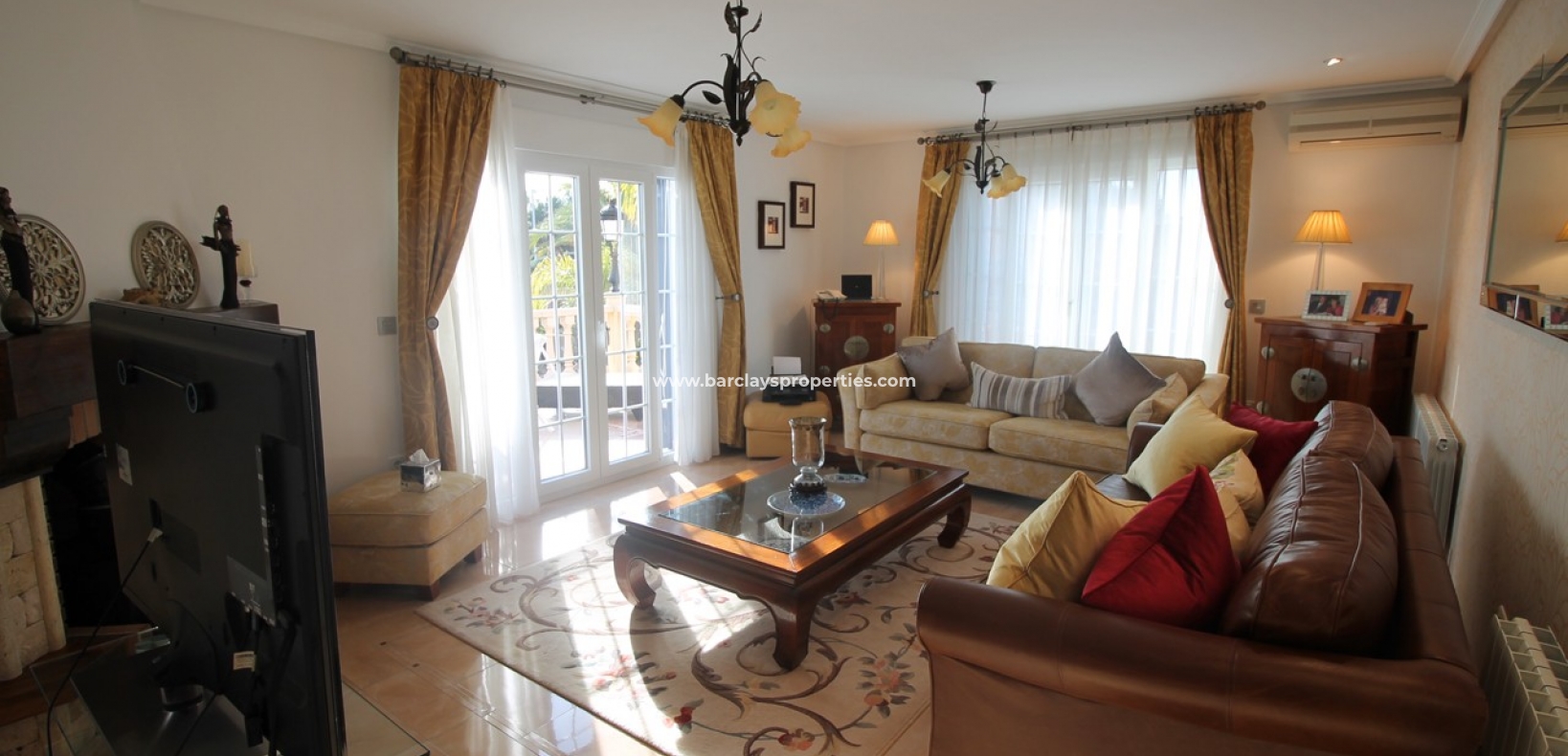 Living Room - Large detached villa for sale in La Escuera