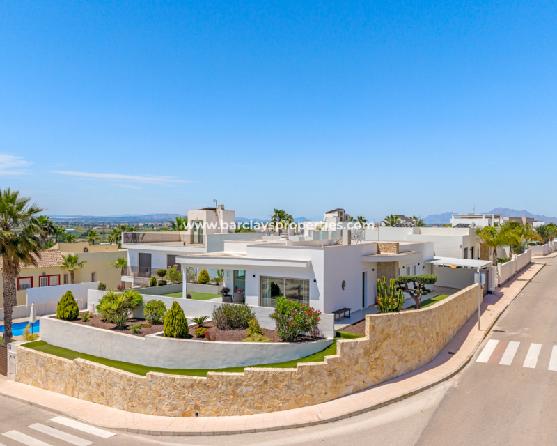 Luxe villa te koop in La Marina met zwembad
