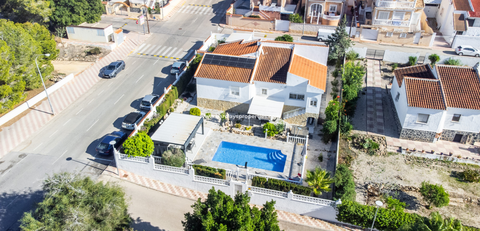 Lyxig fristående villa till salu i La Marina, Alicante