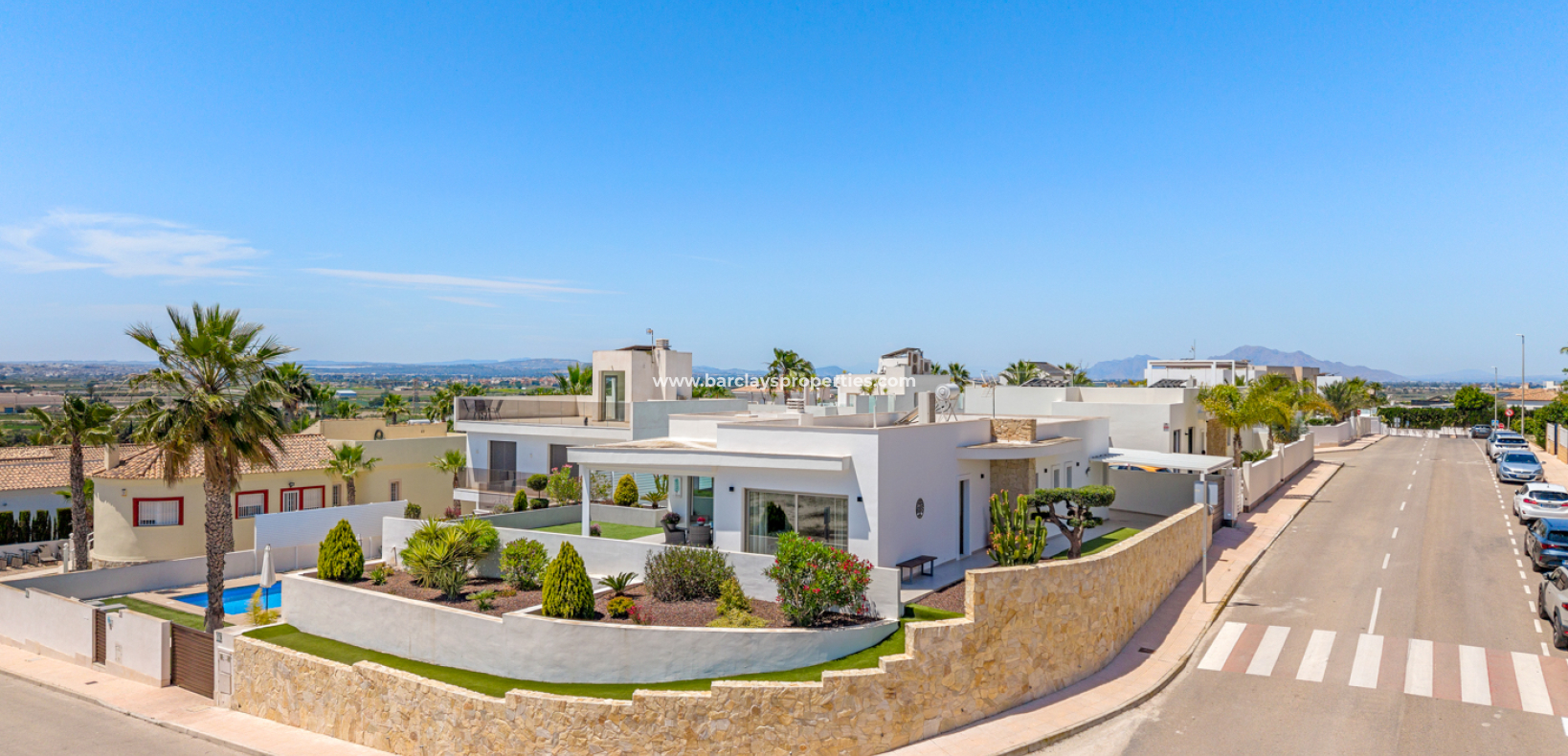 Lyxvilla till salu i La Marina med pool
