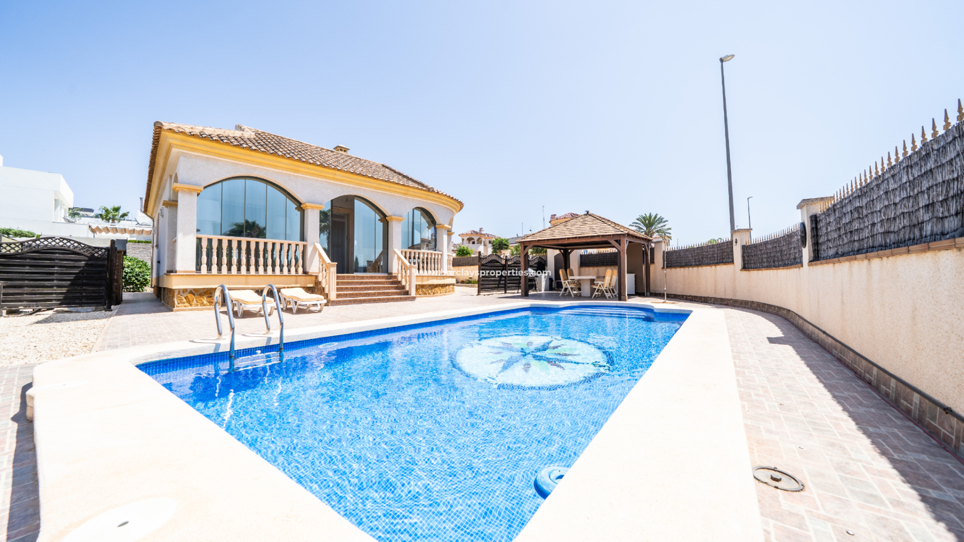 Maison Individuelle - Revente - Urb. La Marina - 6004