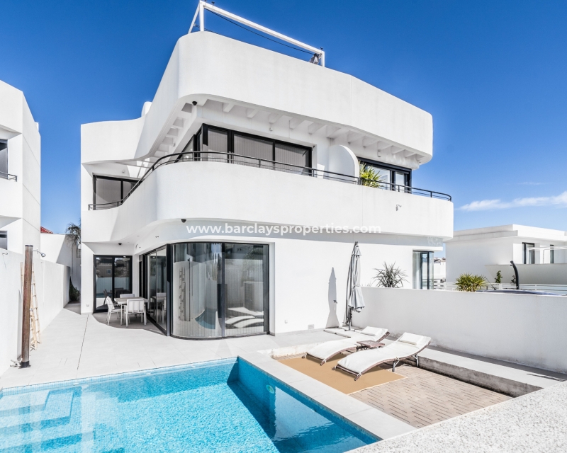 Modernes Haus zum Verkauf in La Marina mit Privatpool