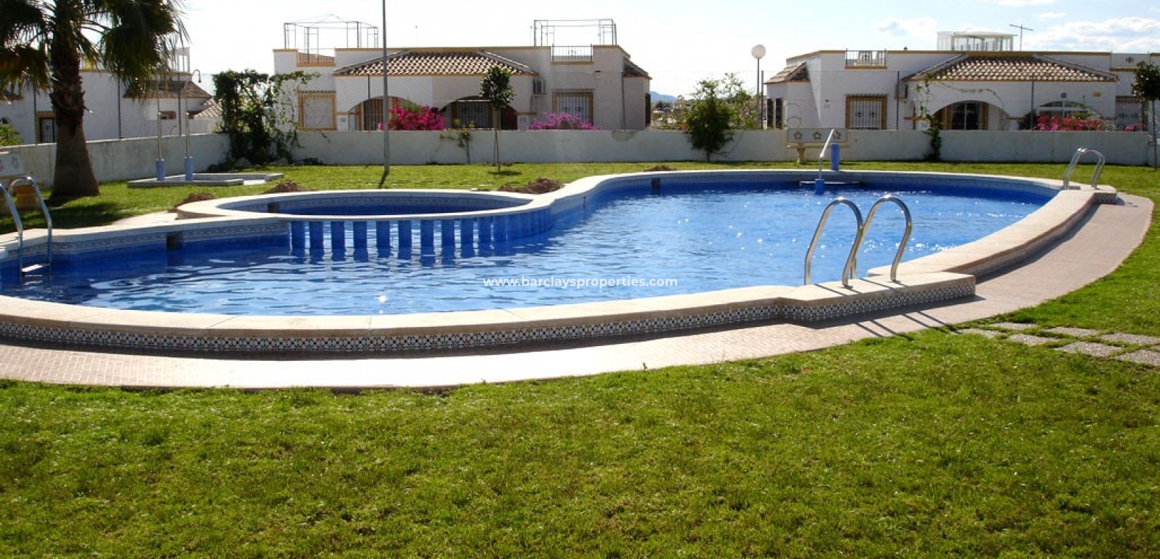 Piscina comunitaria - Villa en venta en La Marina con piscina comunitaria
