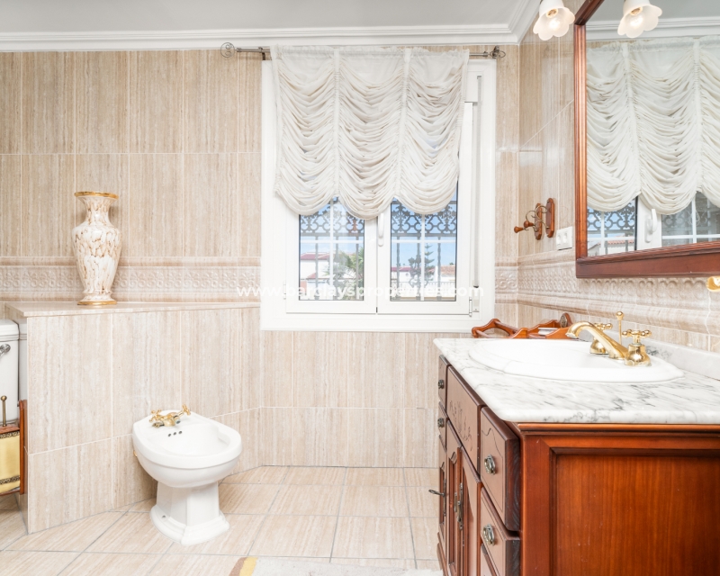 Resale - Detached - Urb. La Marina