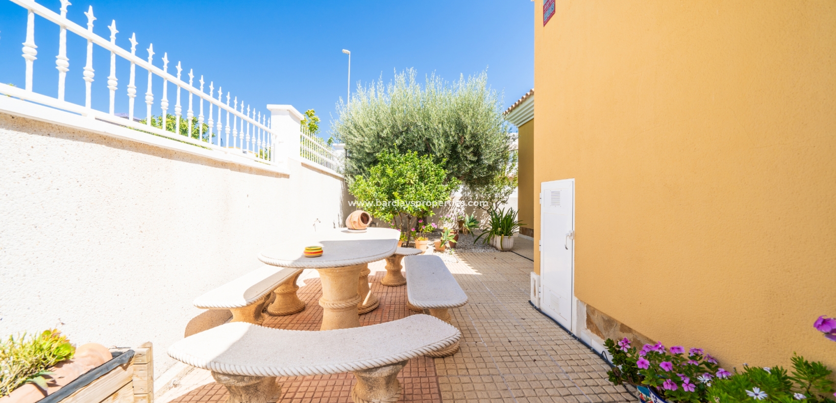 Resale - Detached - Urb. La Marina