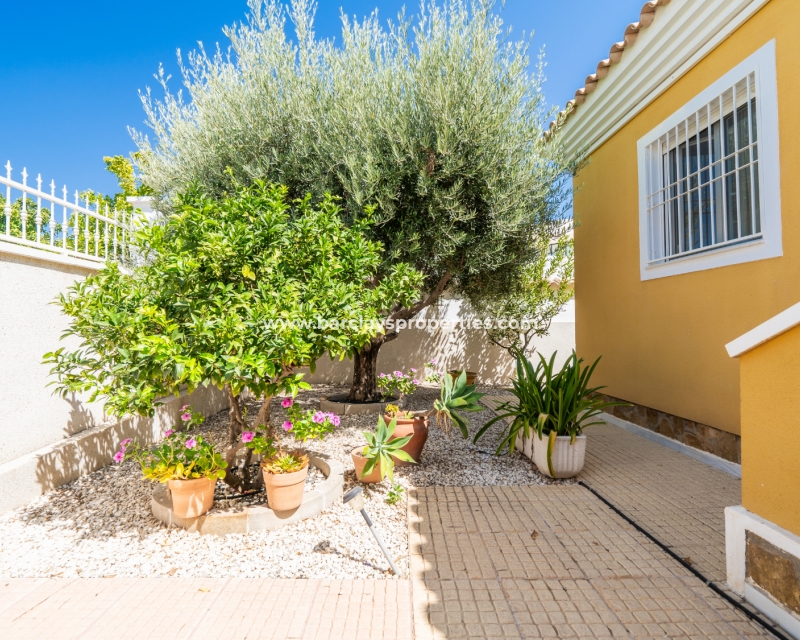 Resale - Detached - Urb. La Marina