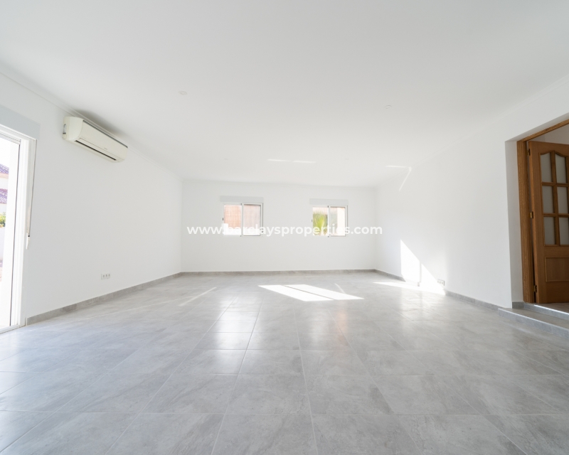 Resale - Detached - Urb. La Marina