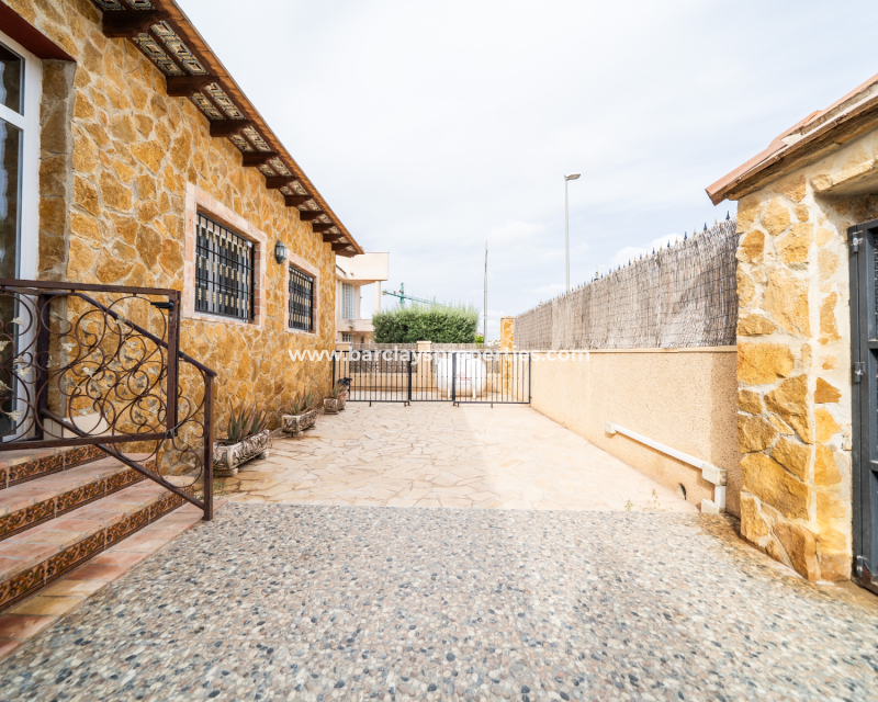 Resale - Detached - Urb. La Marina