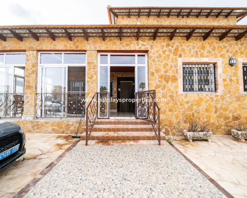 Resale - Detached - Urb. La Marina