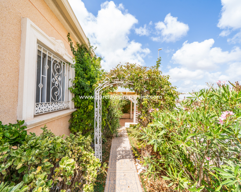 Resale - Detached - Urb. La Marina