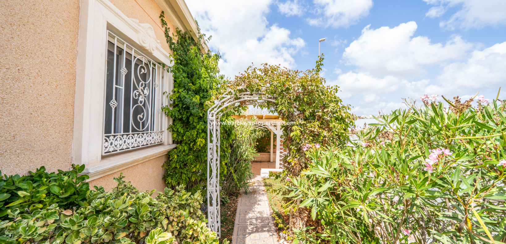 Resale - Detached - Urb. La Marina