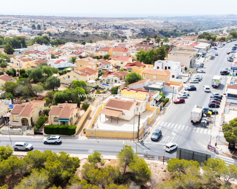 Resale - Detached - Urb. La Marina