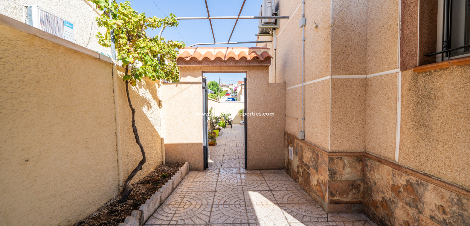 Resale - Detached - Urb. La Marina