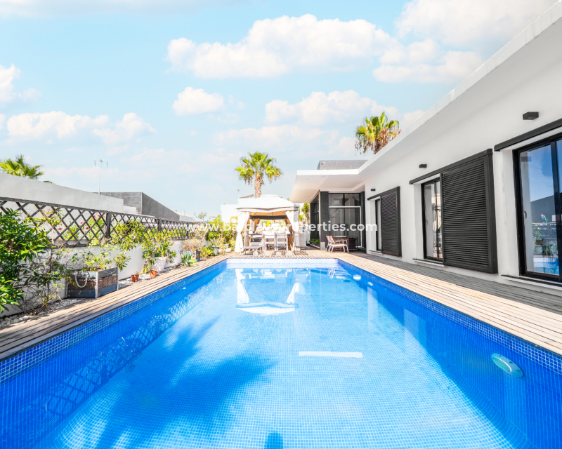 Resale - Detached - Urb. La Marina